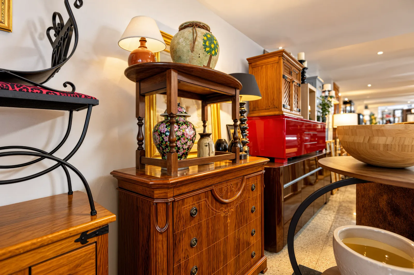 Brand shoot: vintage cabinets, lamps and vases in La Boutique