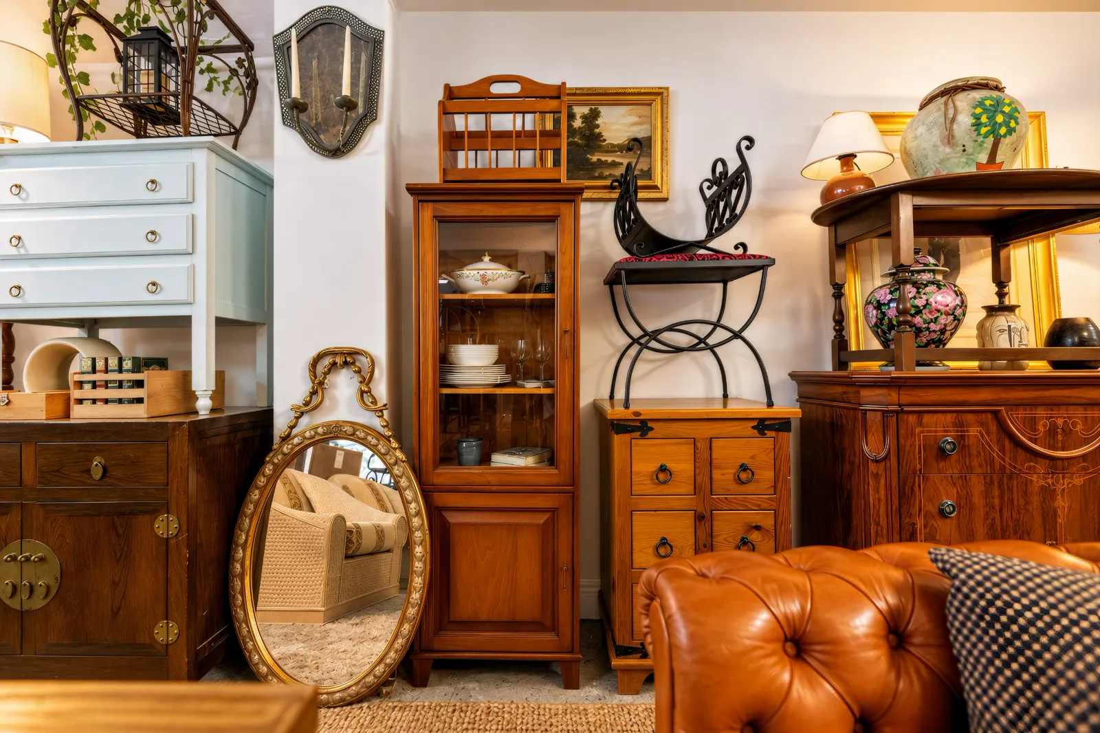 Brand shoot: a gilded mirror, wooden cabinets and a Chesterfield sofa in La Boutique
